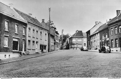 BELGIQUE - Gooik - Plaats - Place - Bâtiment - Transport - Vélo - Voiture - Ville - Ed De Knijf - Animé - Carte postale
