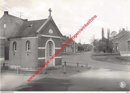 VEERLE - Pastorijstraat met kapel van OLV van Bijstand - Laakdal