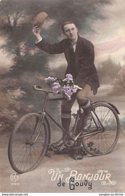 CPA BELGIQUE / GOUVY / UN BONJOUR DE GOUVY / CYCLISTE