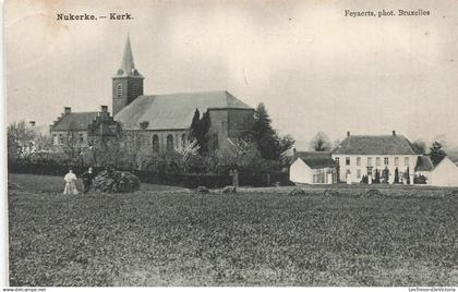 BELGIQUE - Nukerke - Kerk - Eglise - Clocher - Bâtiment - Cour - Champ - Animé - Feyaerts - Carte postale ancienne