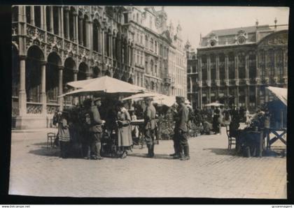 BRUXELLES   BLOEMENMARKT  ( TIJDENS DE OORLOG 1914 - 18 ) ZIE DUITSE SOLDATEN AAN BLOEMENKRAAM  FOTO 16,50 X 11 CM