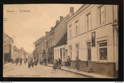 NEVELE = THIELTSTRAAT   VEEL VOLK OP STRAAT  RECHTS WINKEL