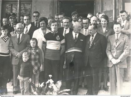 WIELSBEKE  - MILITAIR KAMPIOEN ROGER VANDEMAELE  GEHULDIGD TE WIELSBEKE. FOTO. 17,5 X 13 CM.  !!!!! MET KREUK ONDERAAN