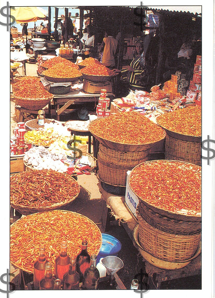 BENIN Afrique : vendeuse d'épices  ( carton de Pastis )