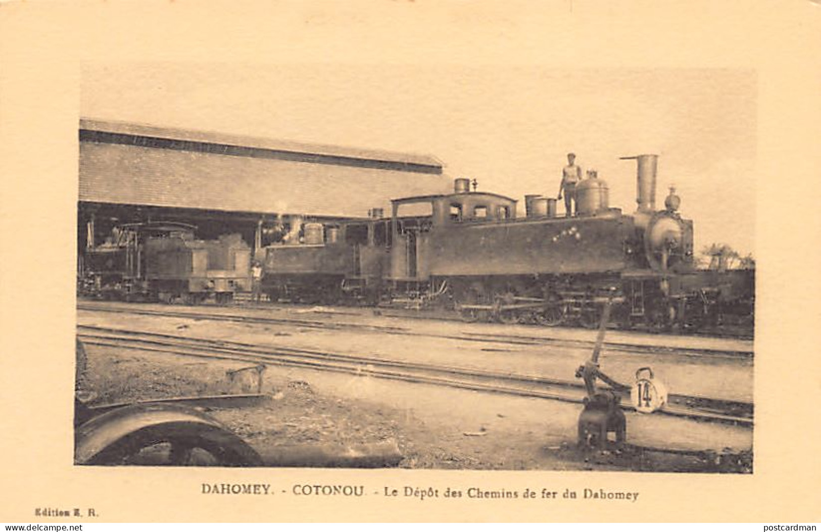 BÉNIN Dahomey - COTONOU - Le dépôt des chemins de fer du Dahomey - Une locomotive - Ed. E. R.