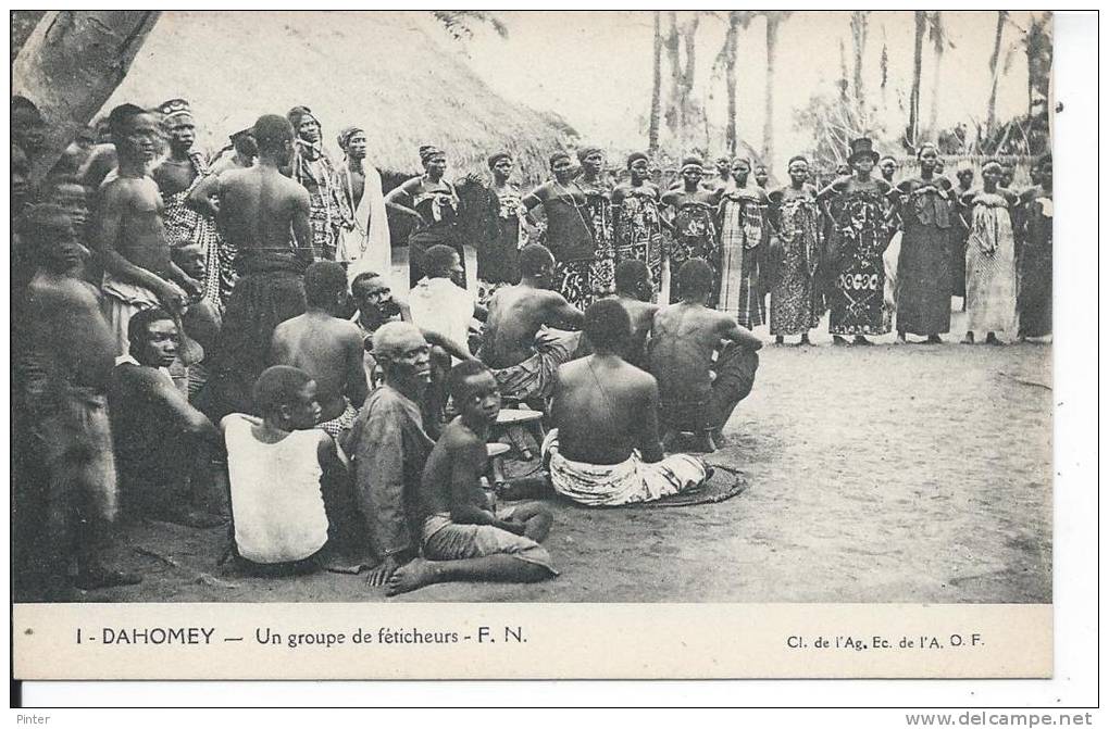 BENIN - DAHOMEY - Un groupe de féticheurs