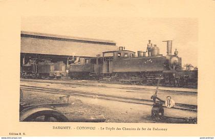 BÉNIN Dahomey - COTONOU - Le dépôt des chemins de fer du Dahomey - Une locomotive - Ed. E. R.