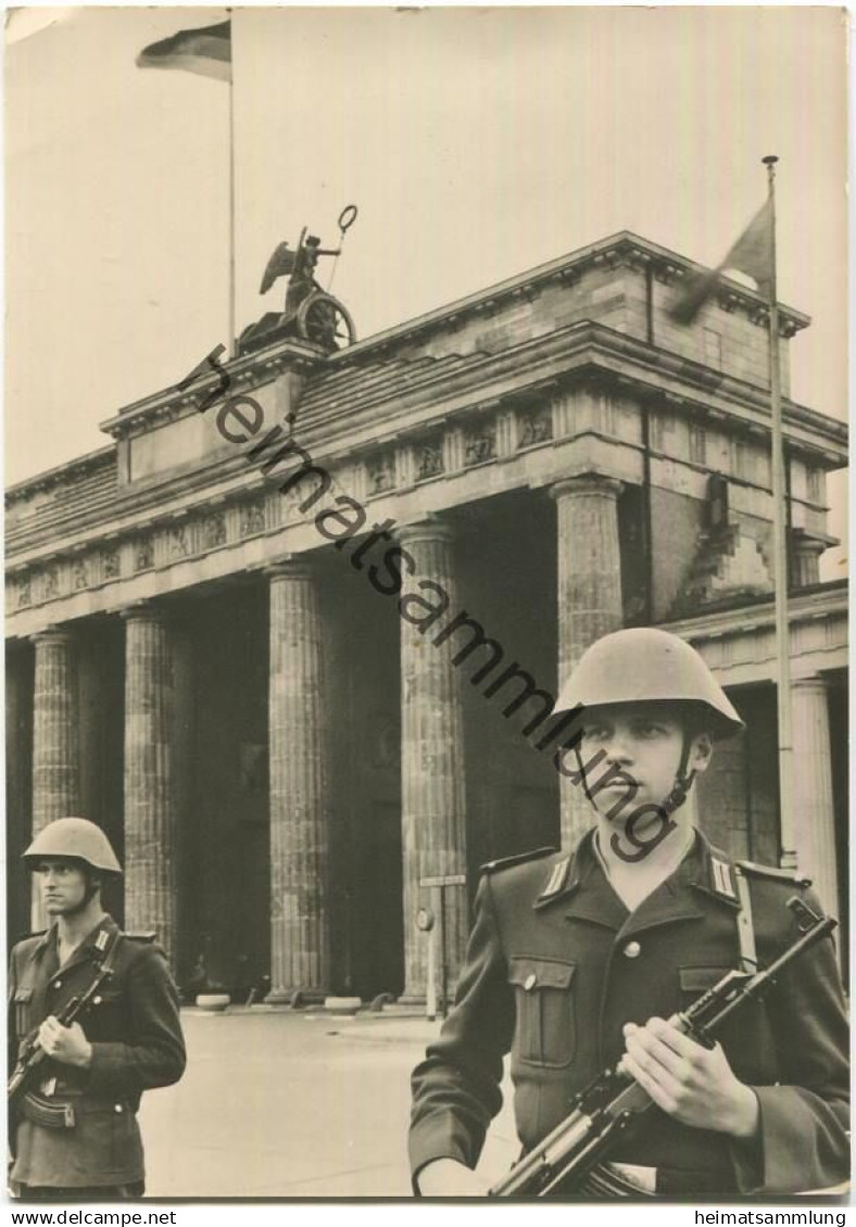 Berlin - Brandenburger Tor - Foto-Ansichtskarte Großformat - gel. 1964