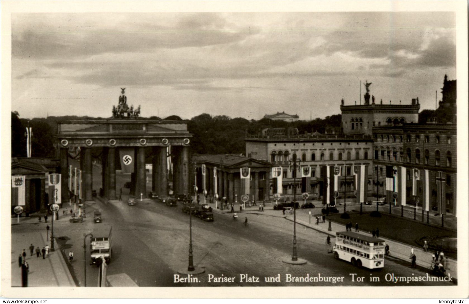 Berlin - Brandenburger Tor mit Hakenkreuzfahnen