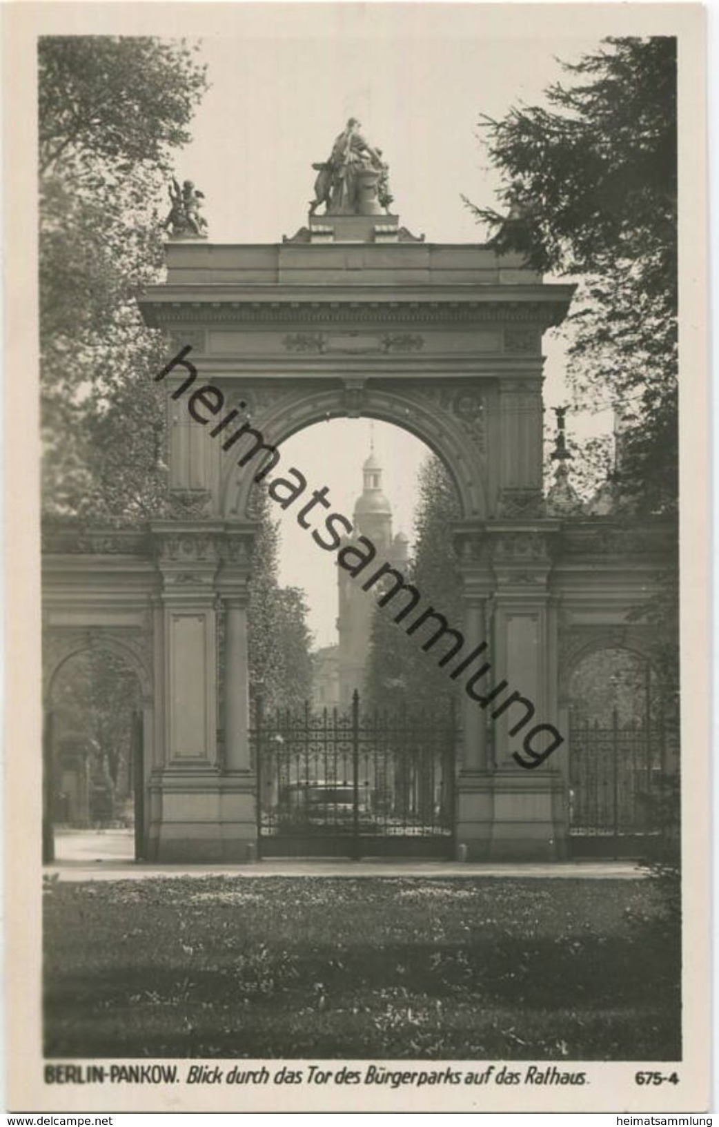 Berlin Pankow - Blick durch das Tor des Bürgerparks auf das Rathaus - Foto-AK 30er Jahre - Verlag Ludwig Walter Berlin