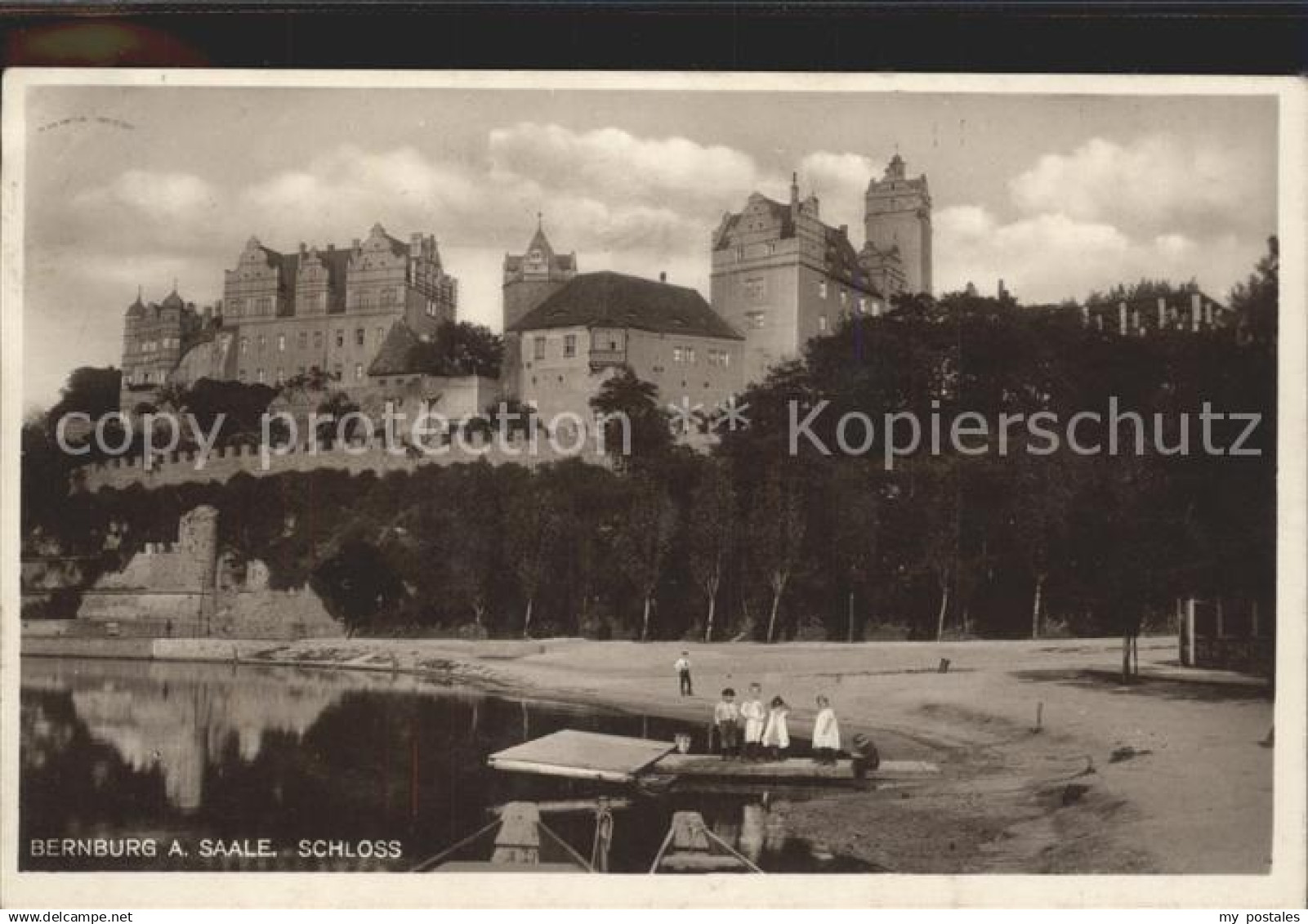 Bernburg Saale Uferpartie an der Saale Schloss