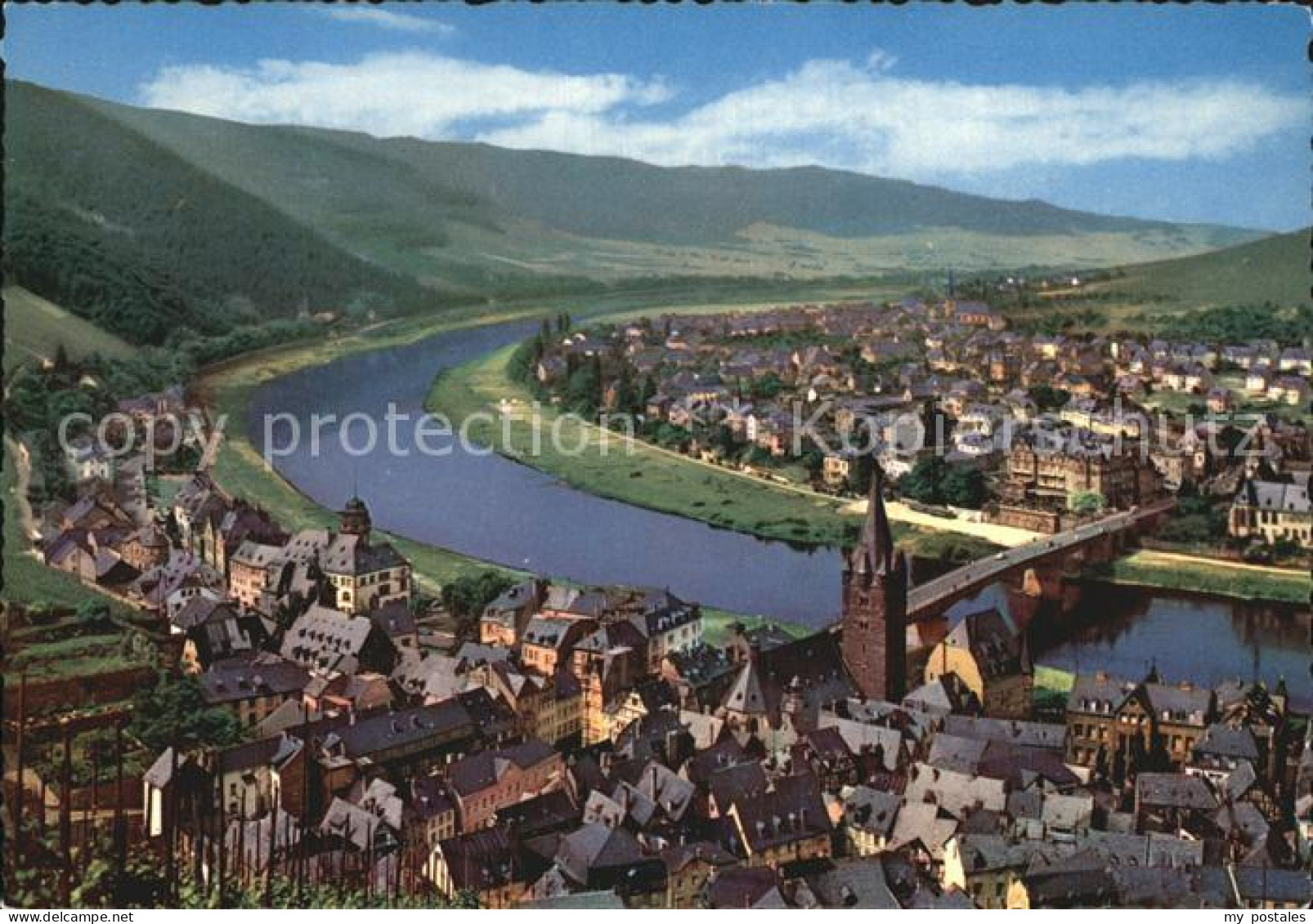 BERNKASTEL-KUES Berncastel Rheinland-Pfalz Panorama Blick ueber die Mosel Brueck