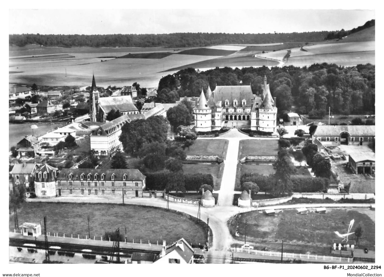 BG-BFP1-1148-76 - MESNIERES-EN-BRAY - Le château VUE AERIENNE LAPIE