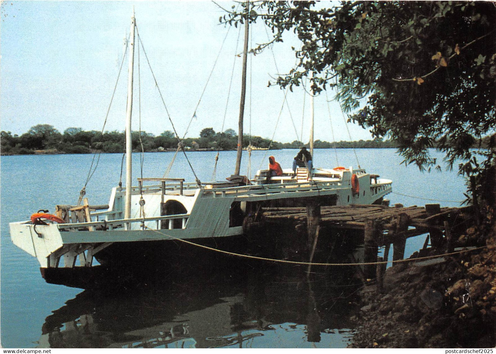BG20818 the gambia ship bateaux