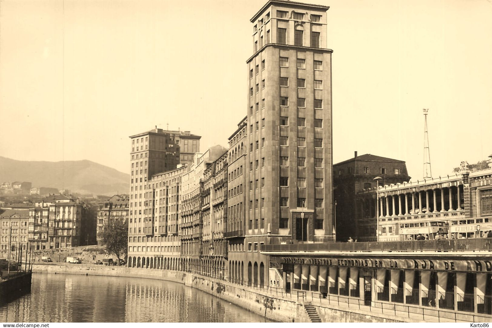 bilbao , vizcaya * rascacielos de bailen y ria de Bilbao * espana