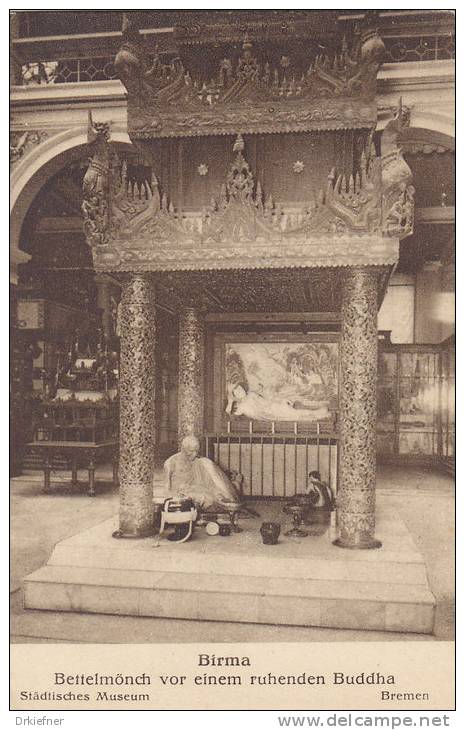 Birma, Bettelmönch vor einem ruhenden Buddha, um 1910