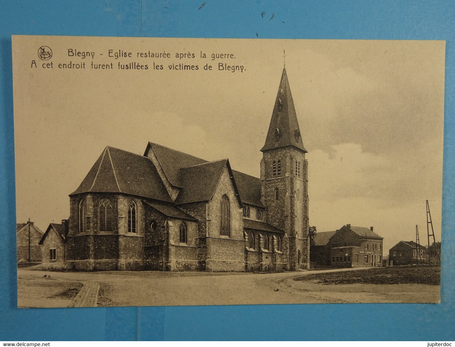 Blegny Eglise restaurée après la guerre A cet endroit furent fusillées les victimes de Blegny