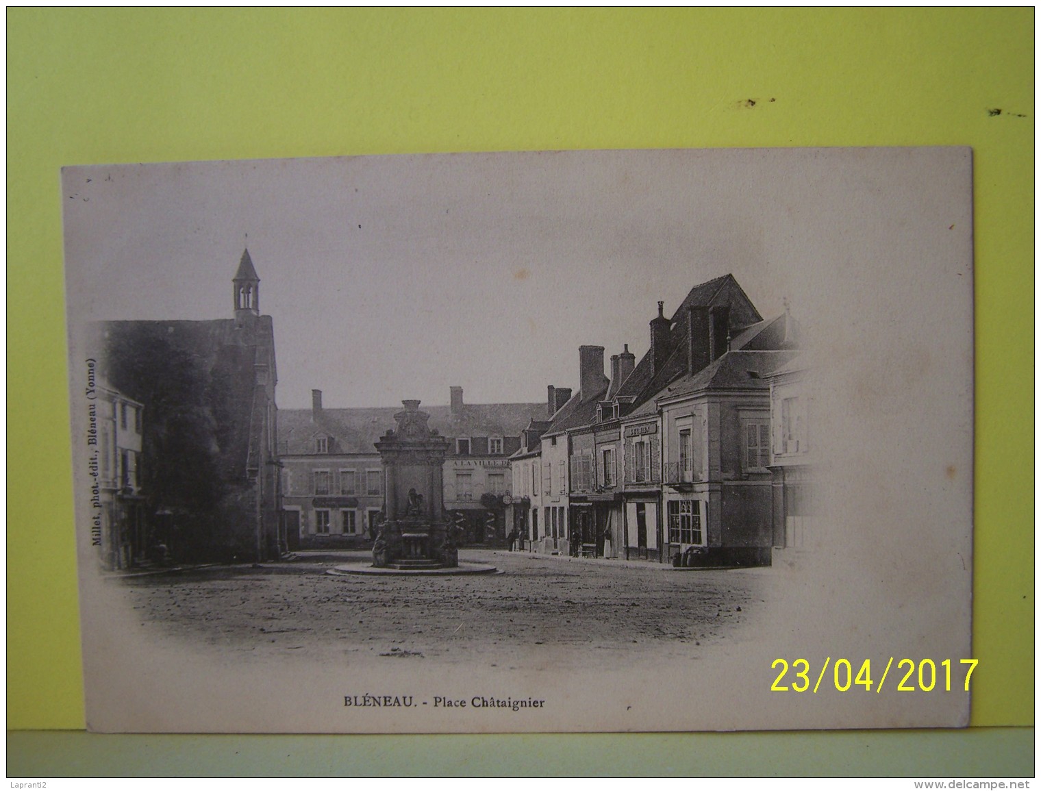 BLENEAU (YONNE) PLACE CHATAIGNIER