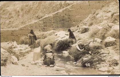 Photo CPA La Paz Bolivien, Frauen bei der Wäsche am Fluss