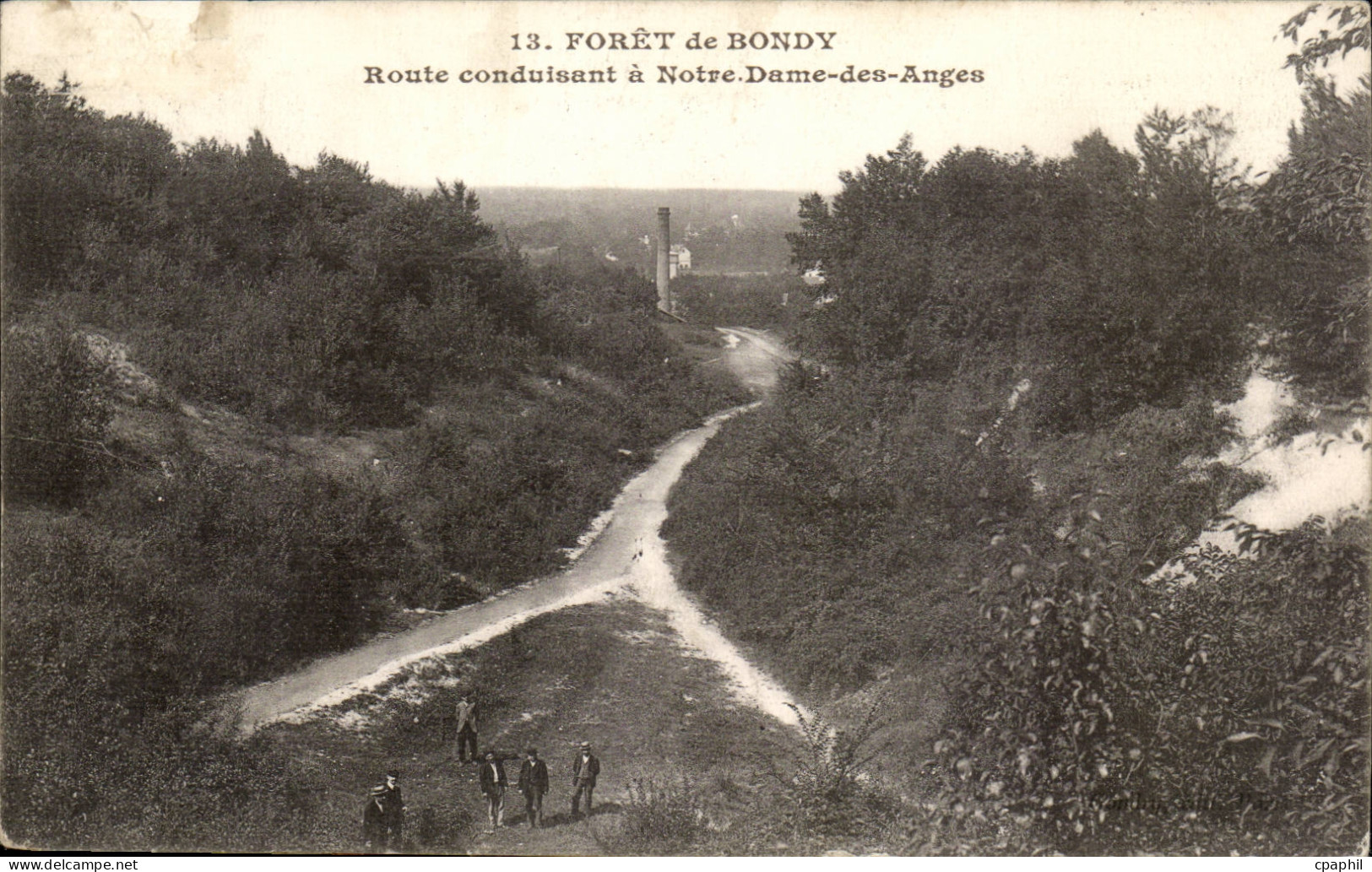 Bondy CPA Foret Route conduisant a Notre Dame des Anges