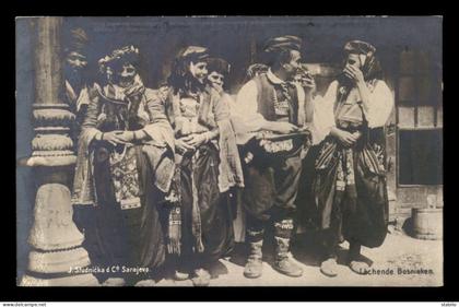 BOSNIE - FEMMES ET HOMME EN COSTUMES