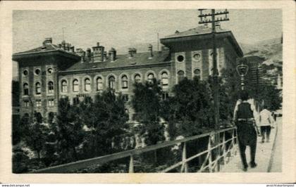 CPA Mostar Bosnien Herzegowina, Hotelgebäude, Brücke, Spaziergänger