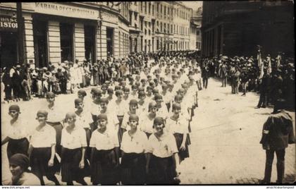 Photo CPA Sarajevo Bosnien Herzegowina, Festzug, Mädchen in Uniform