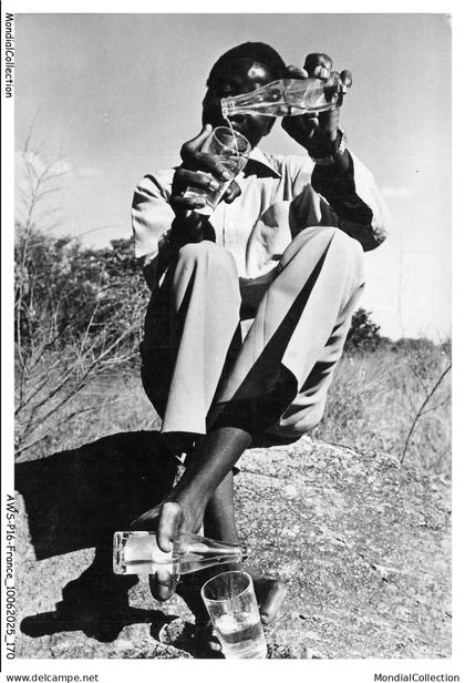 AWSP16-1057-BOTSWANA - Homme-autruche - Une centaine d'hommes et de femmes