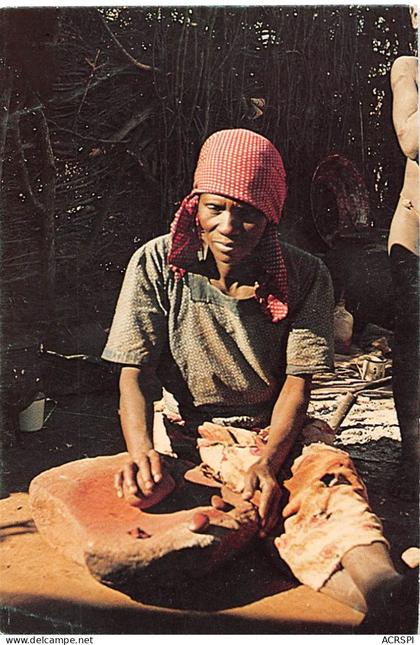 BOTSWANA Moshaneng  Kgatla potter grinding Ochre édition Alec Campbell GAROBONE  (2 scans) N°26 \MP7111