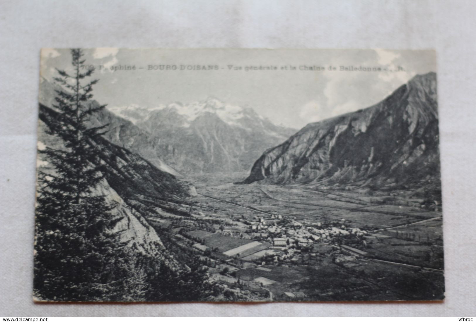 Bourg d'Oisans, vue générale et la chaîne de Belledonne, Isère 38