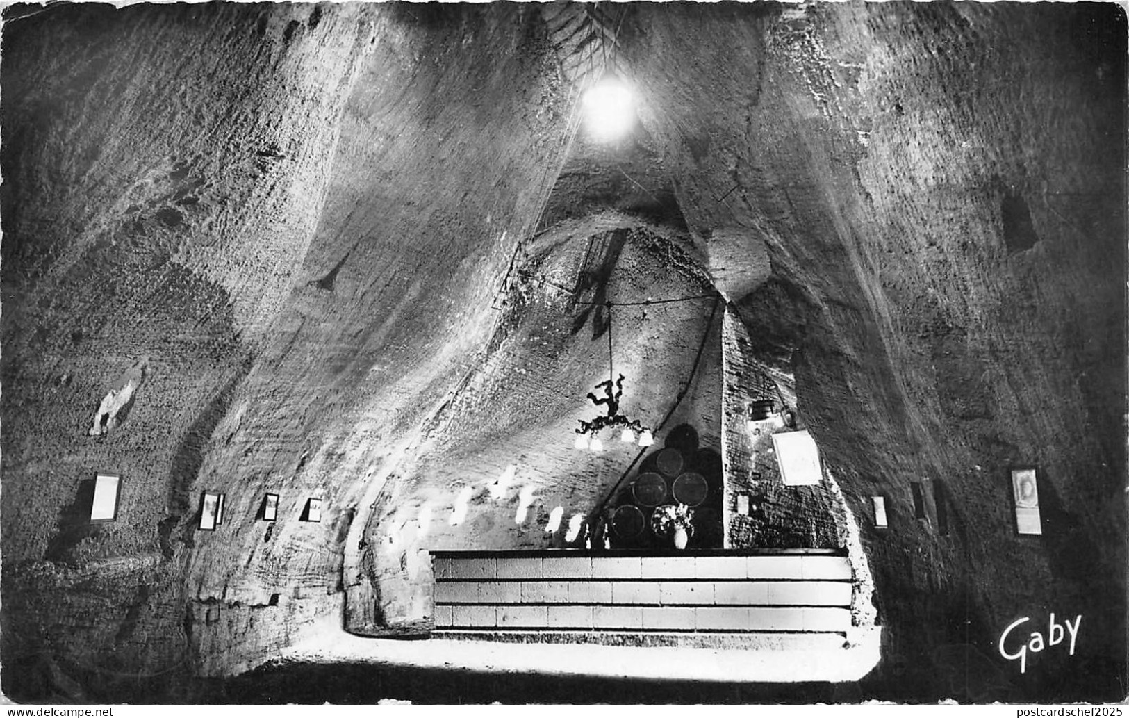 BR12417 doue la fontaine la caveau dagobert  france