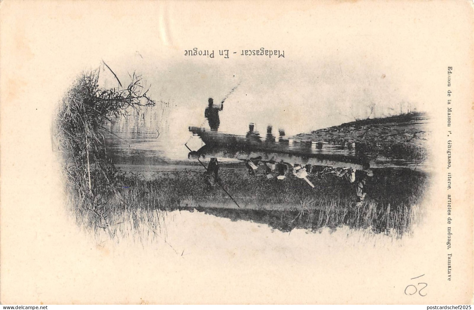 BR45411 madagascar en Pirogue madagascar