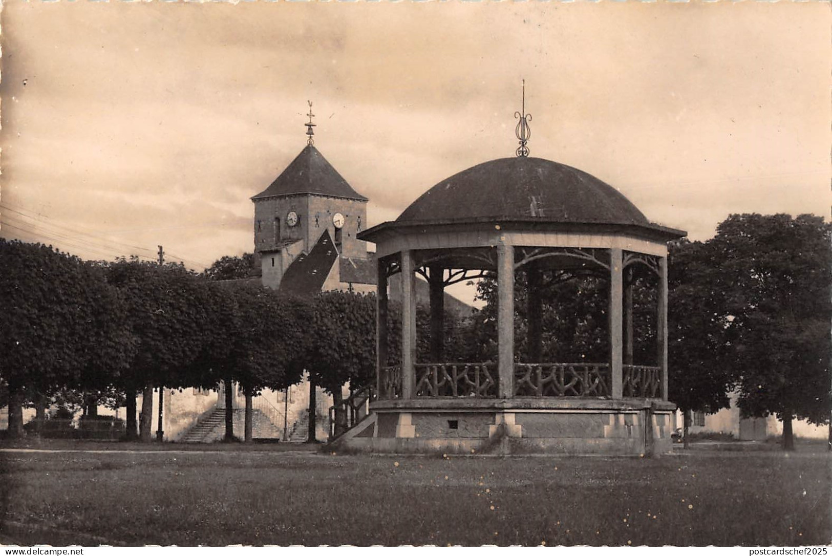 BR48100 Mauze sur le mignon lekiosque et l eglise     France