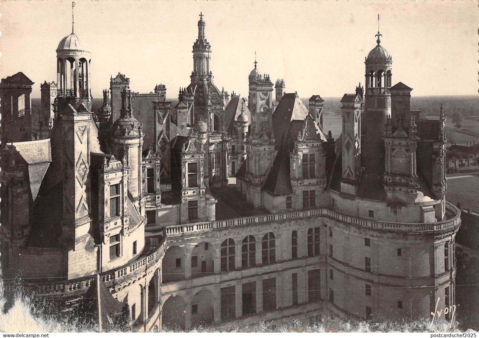 BR51784 Chambord le chateau combles et terrasse circulaire France