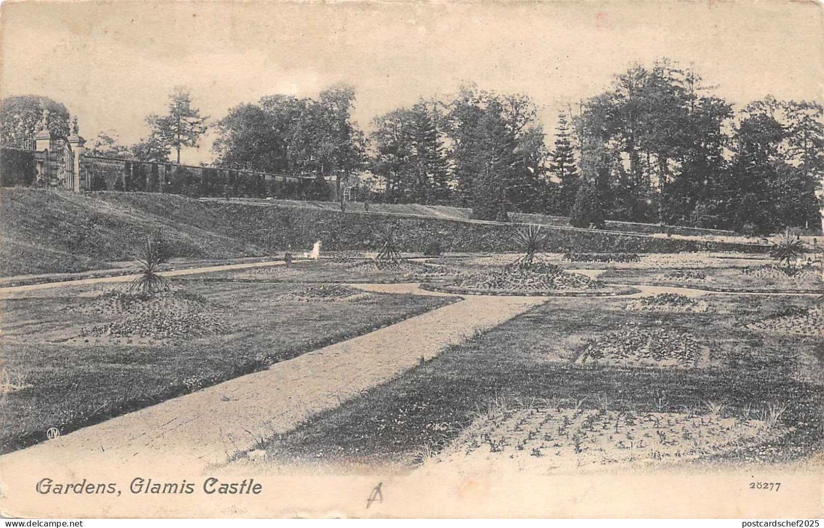 BR63006 gardens glamis castle angus scotland