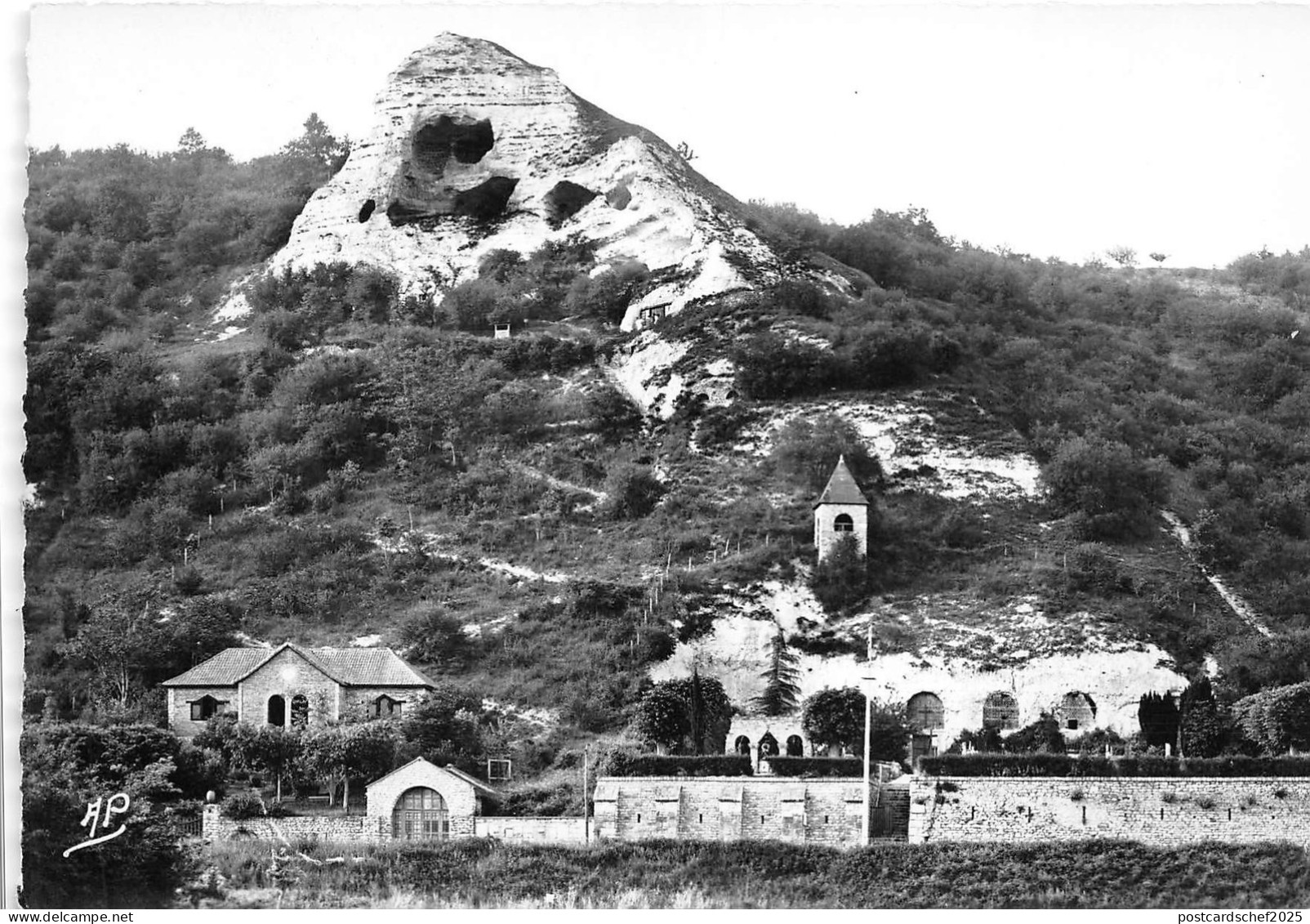 BR7189 Haute Isle Le Village Troglodytique L'Eglise souterraine  france