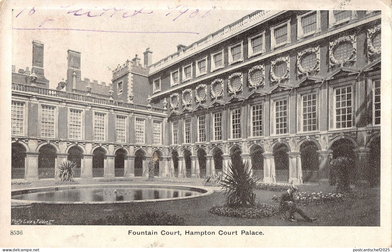 BR80380 fountain court hampton court palace  uk