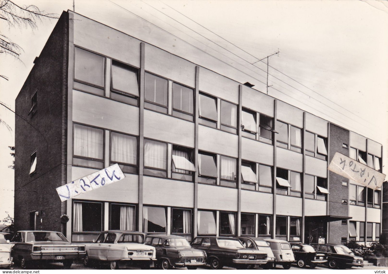 Braine  L'Alleud :  Clinique   (  15 x 10.5 cm )  old cars