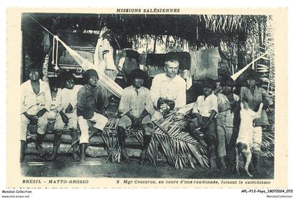 APLP13-0822-BRESIL - matto-grosso - mgr couturon au cours d'une randonnée faisant le catéchisme - missions salésiennes
