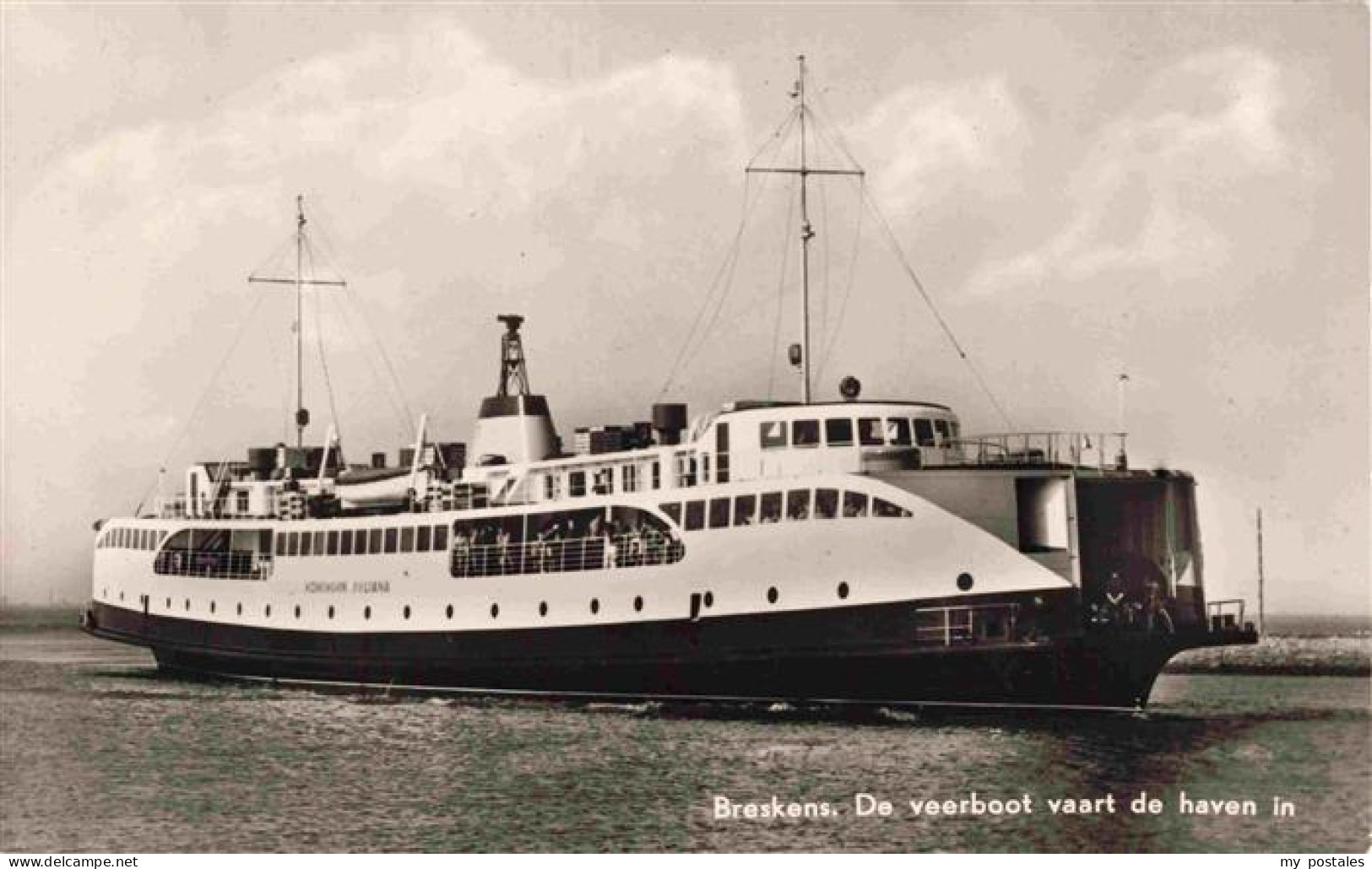 Breskens  Zeeland NL De veerboot Koningin Juliana vaart de haven in