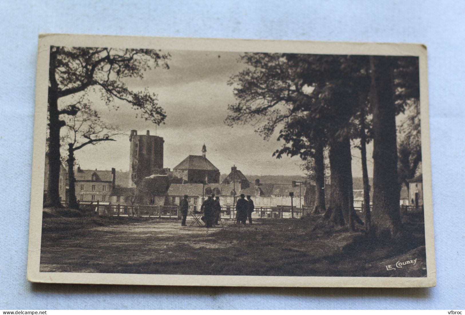 Bricquebec, le vieux château vu de l'avenue Matignon, Manche 50