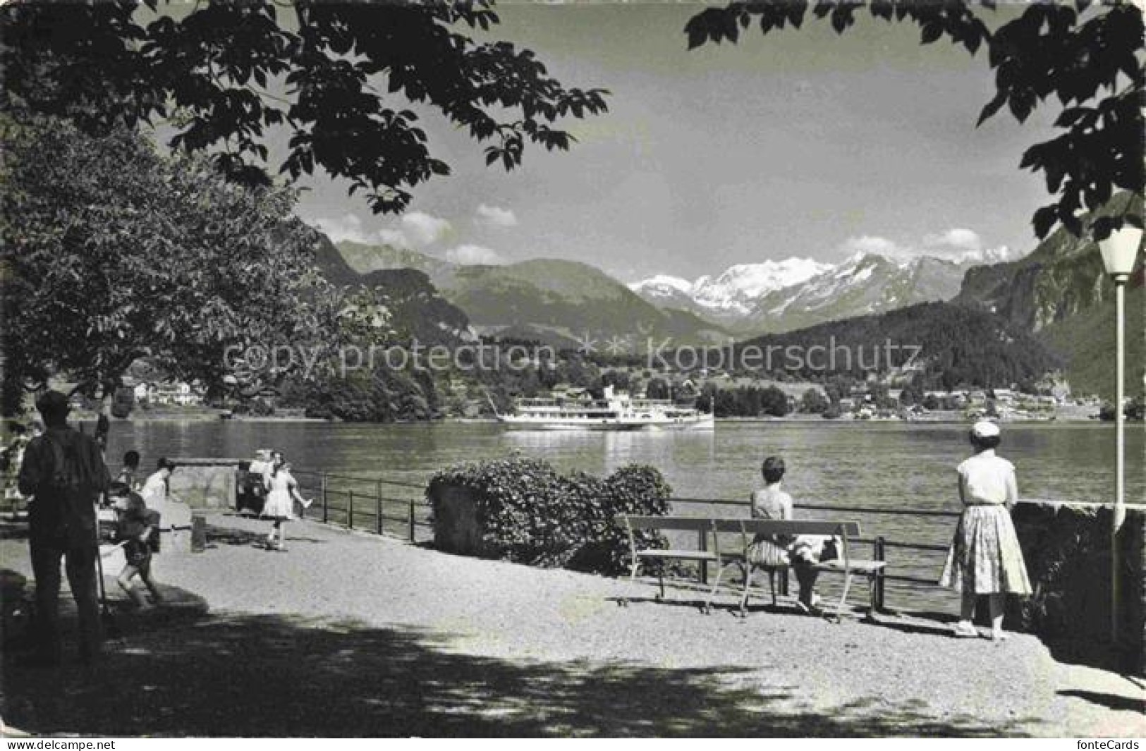 Brienz Brienzersee BE Haslibergen Brienzersee Schiff Ufer Passanten Bank Berge S