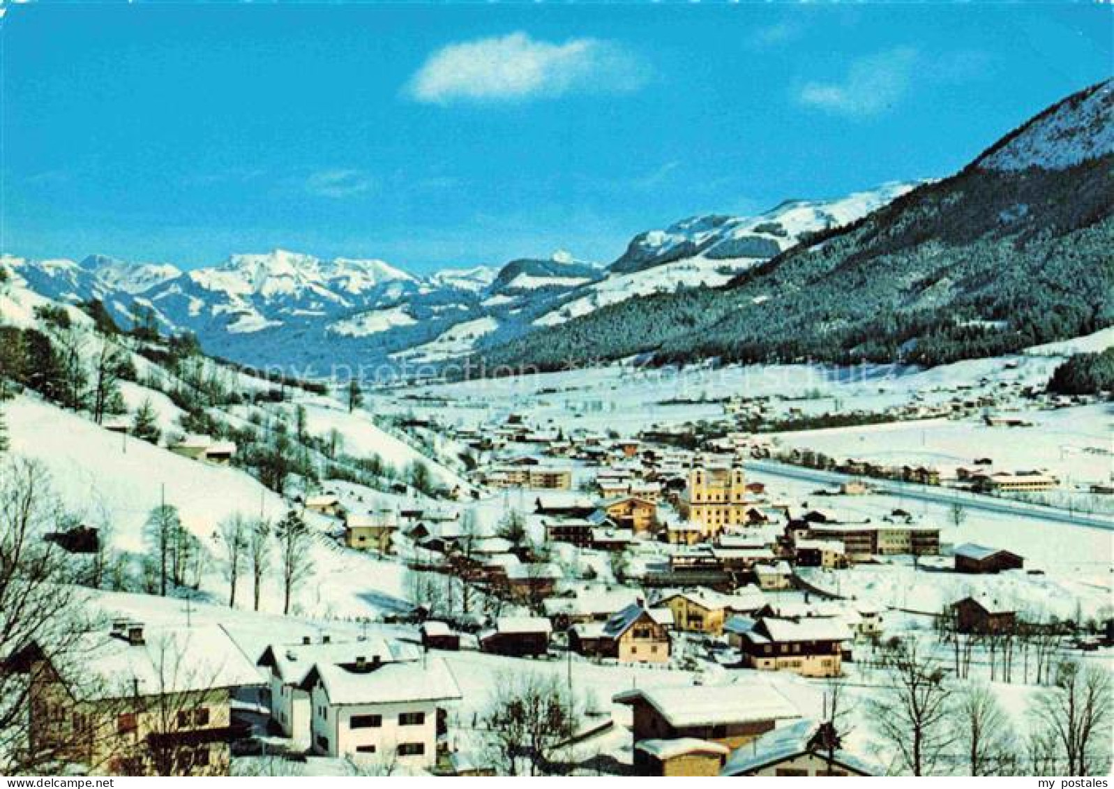 Brixen im Thale Tirol AT Winterpanorama Schnee Kirche Alpental Skigebiet Hochbri