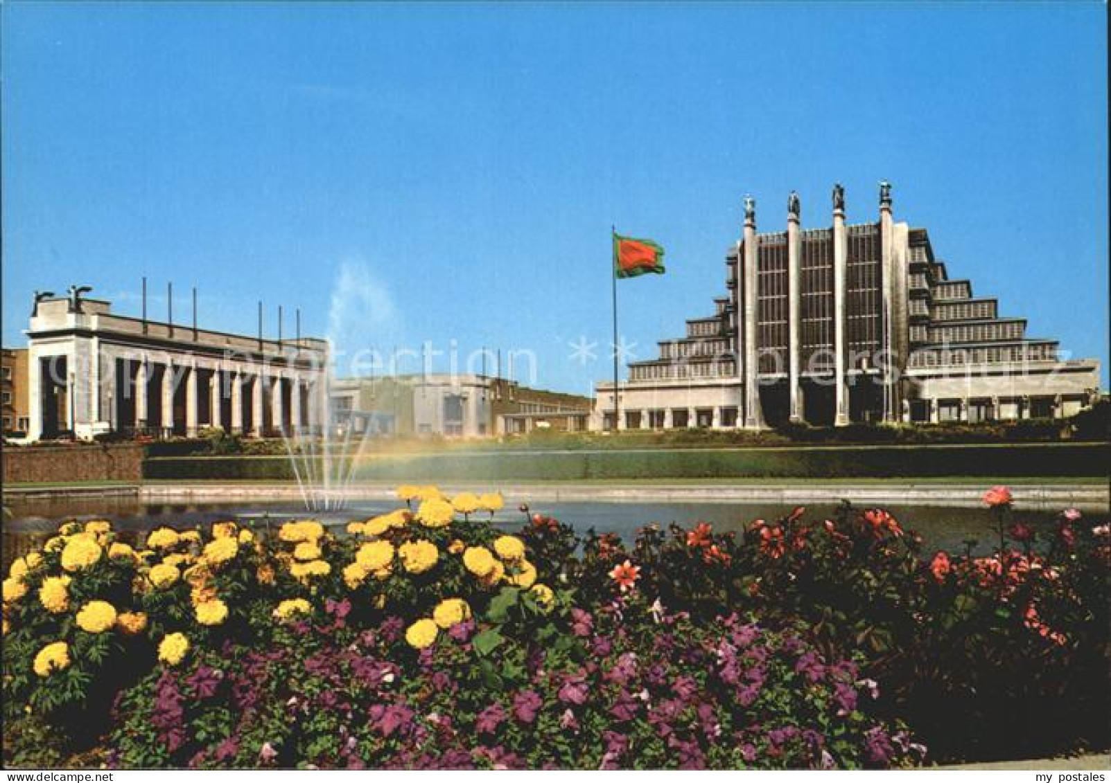 Bruessel Bruxelles Parc des Expositions Messegelaende Blumenbeet Fontaene