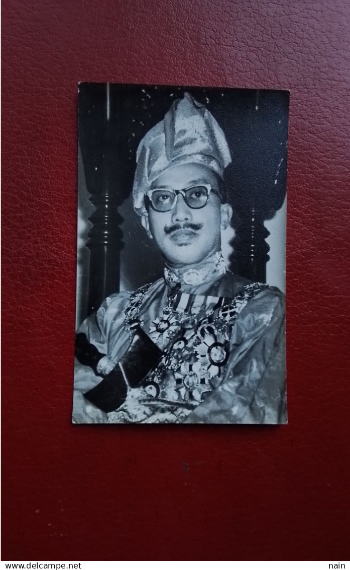 BRUNEI  - CARTE PHOTO - " LE SULTAN  : ALI SAIFUDDIEN III SUR SON TRONE " BRUNEI -  MALAISIE " - - -TRES RARE- - -