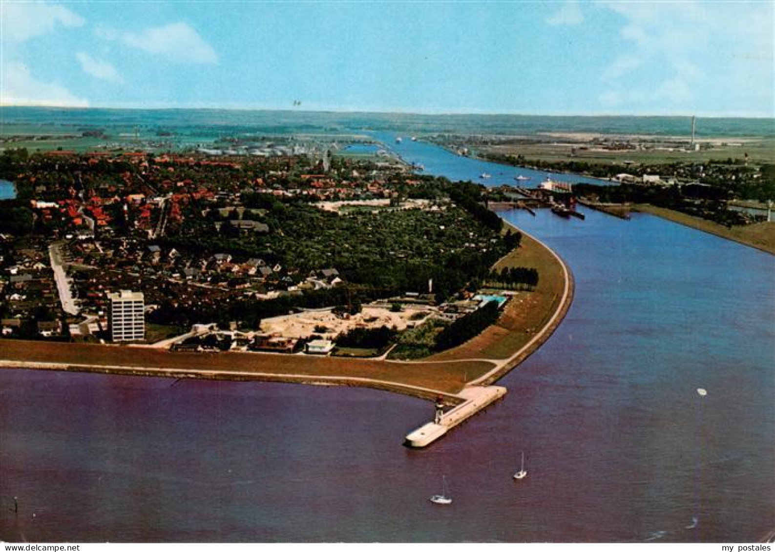 Brunsbuettel Einfahrt zum Nord Ostsee Kanal mit Blick zur Schleuse