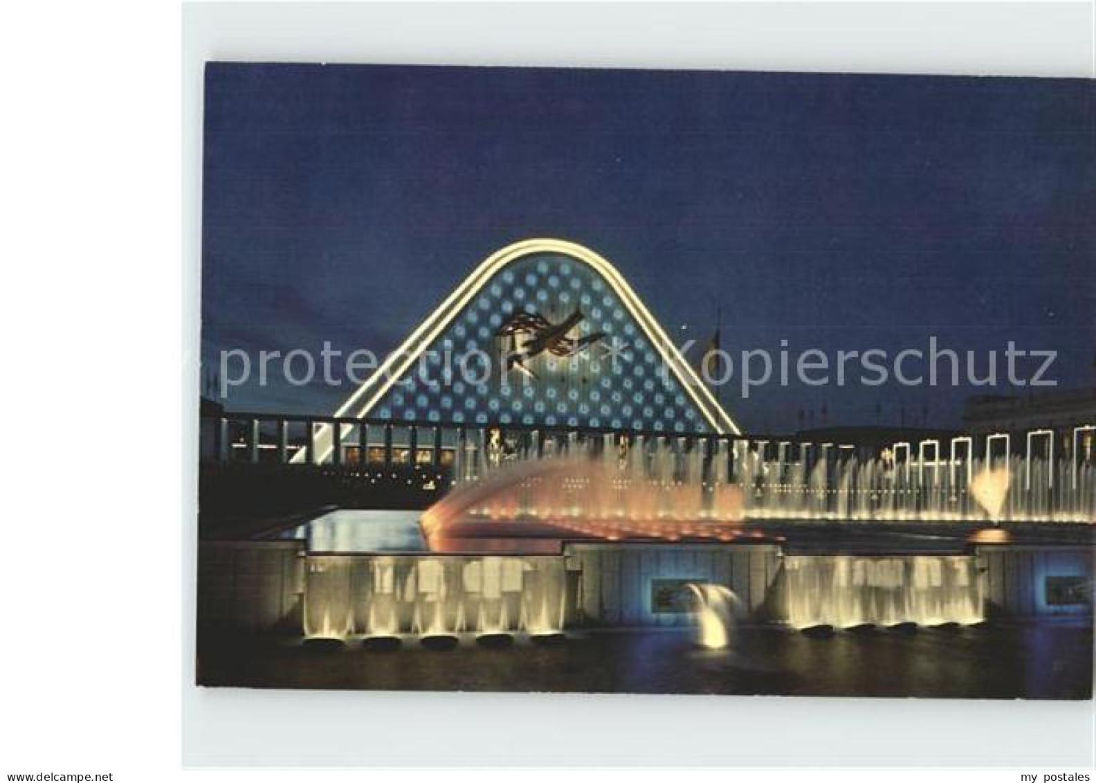 Bruxelles Bruessel Grosser Palast und Springbrunnen bei Nacht