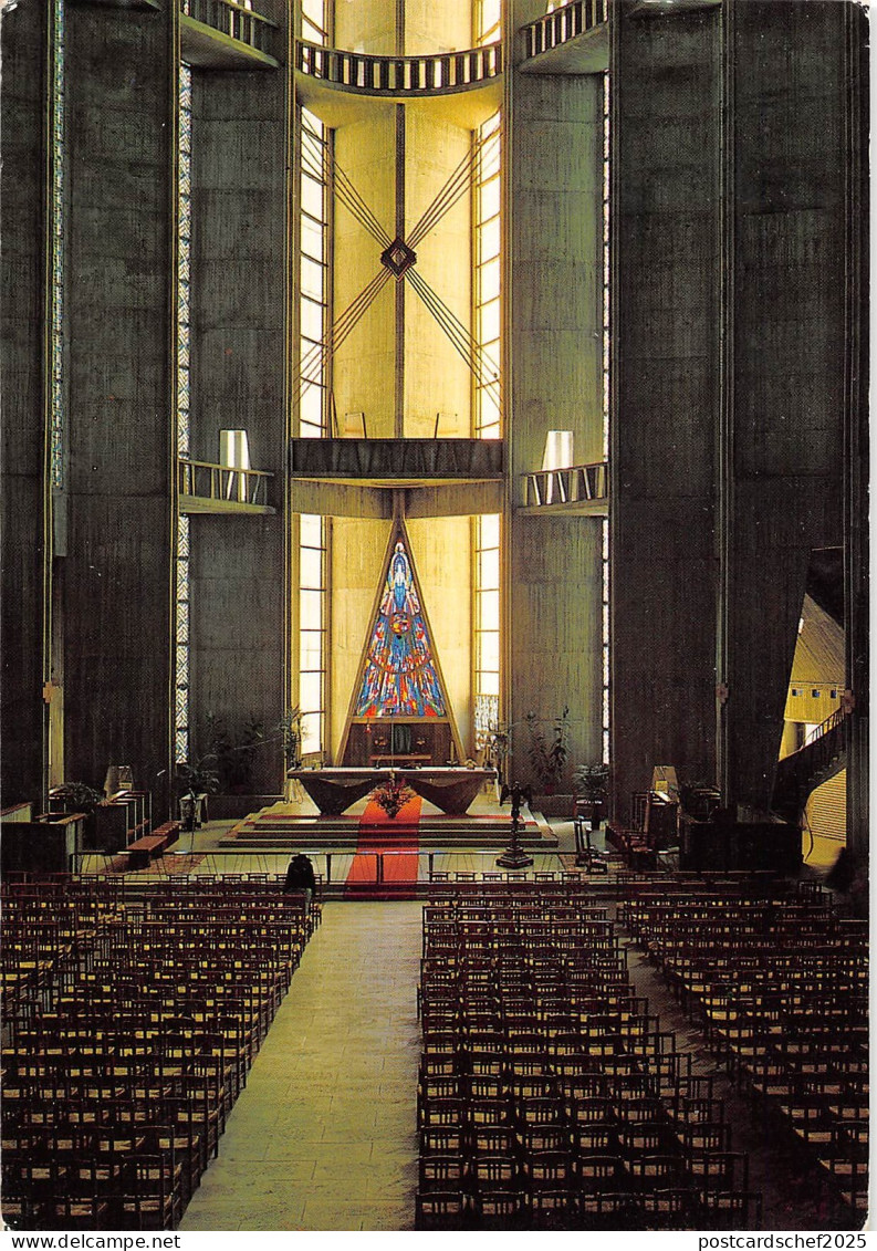 BT4110 Royan interieur de l eglise de Royan France