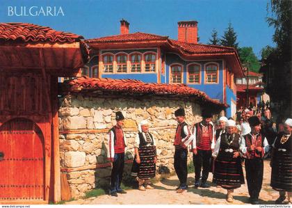 [-15%] BULGARIE - Koprivshtitsa- Villageois fanas une ruelle - Carte postale grand format moderne