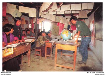 BETP11-1074-BHOUTAN - échange entre un menbre du club et des élèves d'une écoles primaire de radi